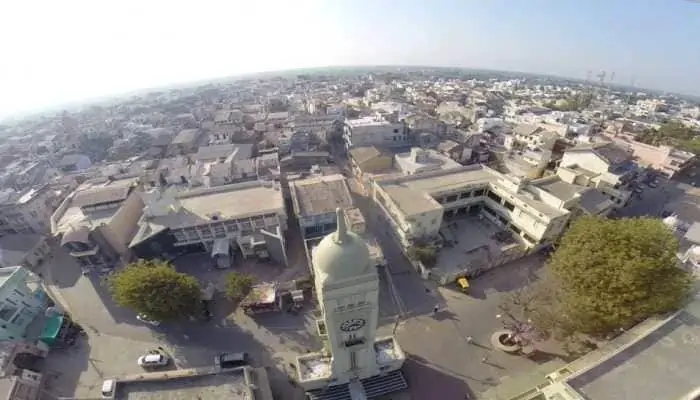 Indias Wealthiest Village ரூ.1,000 கோடி பேங்க் டெபாசிட்!. ஒவ்வொரு வீட்டிலும் சொகுசு கார்கள்தான்!. இந்தியாவின் பணக்கார கிராமம் இதுதான்!.