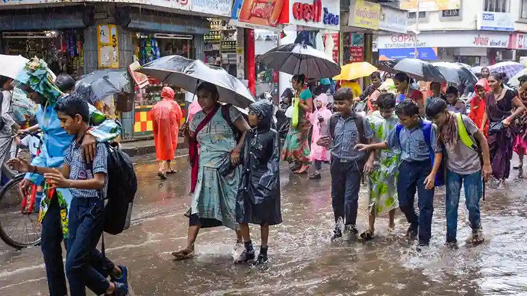 Rain 2025 1 தொடரும் கனமழை..!! பள்ளிகளுக்கு விடுமுறையா..? குழப்பத்தில் மாணவர்கள்..!! ஆட்சியரின் அவசர உத்தரவு..!!