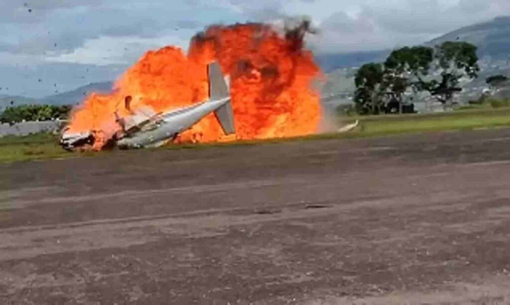 Venezuelan Plane 1 பகீர் வீடியோ!. மேலே பறந்த சில நிமிடங்களிலேயே கோர விபத்து!. விமானம் கவிழ்ந்து தீ பிடித்த பயங்கரம்!. விமான உட்பட 2 பேர் பலி!