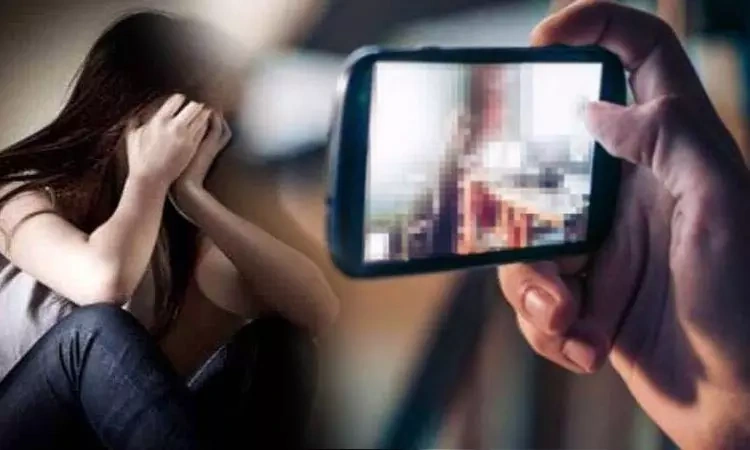 Video 2025 கள்ளக்காதலனுடன் ஒட்டுத் துணி இல்லாமல் வீடியோ கால் பேசிய மனைவி..!! ஊரே பார்க்கும்படி செய்த கணவன்..!!