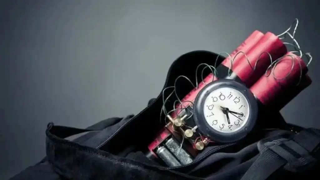 bomb threat nn Flash : அமைச்சர் துரைமுருகன் வீட்டிற்கு வெடிகுண்டு மிரட்டல்.. போலீசார் தீவிர சோதனை..!