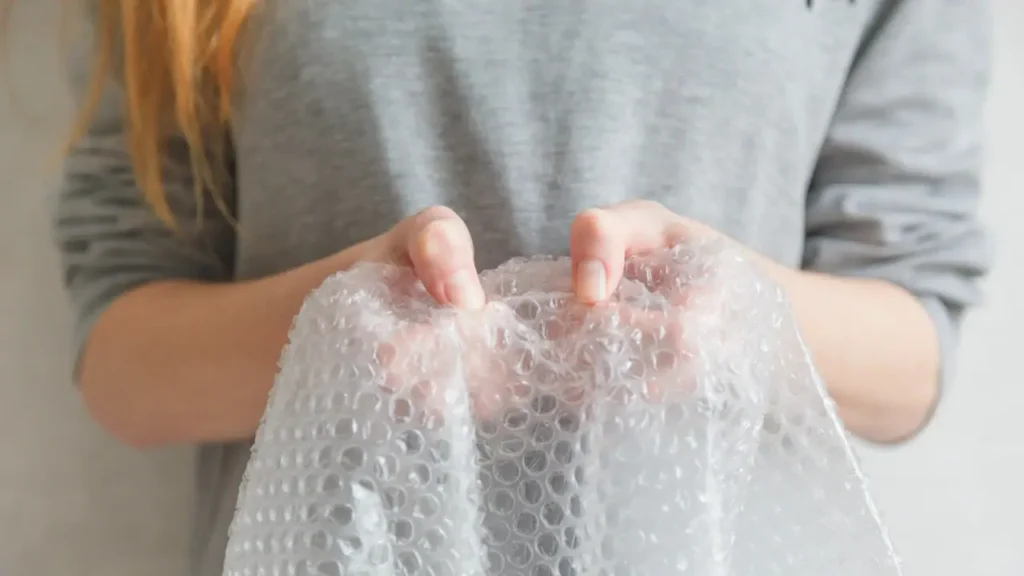 bubble wrap பபுள் ரேப்பை பார்த்ததும் நீங்களும் இப்படி தன பண்ணுவீங்க.. உடலில் என்ன நடக்கும் தெரியுமா..?