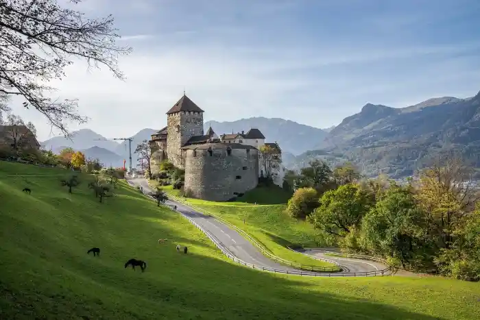 castle 7581503 1920 3 விமான நிலையம் இல்லை, சொந்த நாணயம் இல்லை, 40,000 மக்கள் தொகை; ஆனால் உலகின் பணக்கார நாடுகளில் ஒன்று.. இந்த நாடு எது?