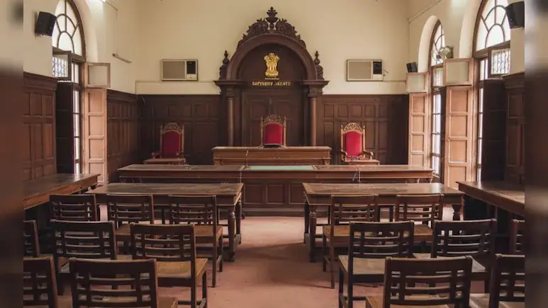 court room 1 அகமதாபாத் நீதிபதி மீது செருப்பு வீசிய நபர்; தலைமை நீதிபதி மீதான தாக்குதலை தொடர்ந்து மற்றொரு அதிர்ச்சி சம்பவம்!