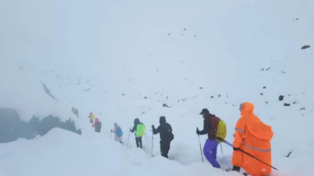everest mount 1000 எவரெஸ்ட் சிகரத்தைத் தாக்கிய பனிப்புயல்!. 1000க்கும் மேற்பட்டோர் சிக்கி தவிப்பு!. ஒருவர் பலி, 350 பேர் பாதுகாப்பாக மீட்பு!