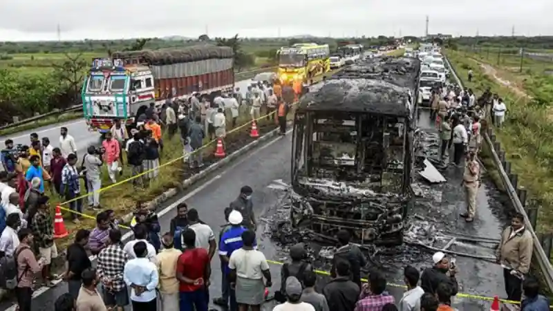 kurnool bus fire 1 2 கர்னூல் பேருந்து தீ விபத்துக்கு 234 ஸ்மார்ட்போன்கள் தான் காரணமா? விசாரணையில் வெளியான பகீர் தகவல்கள்!