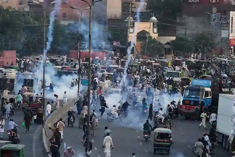 pakistan firing 10 பேர் பலி.. TLP போராட்டக்காரர்கள் மீது பாகிஸ்தான் ராணுவம் துப்பாக்கிச் சூடு.. பெரும் பரபரப்பு..
