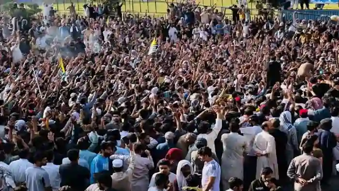 protests in pok 12 பேர் பலி, 200 பேர் காயம்.. பாகிஸ்தான் அரசு, ராணுவத்திற்கு எதிராக தீவிரமடையும் போராட்டம்!
