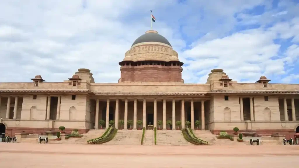 rashtrapati bhawan 1761039973 1 1 ராஷ்டிரபதி பவன் அருகே உள்ள கட்டிடத்தில் தீ விபத்து; மீட்புப் பணியில் தீயணைப்பு வீரர்கள்..!