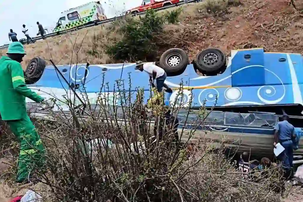 south africa accident பேருந்து பள்ளத்தில் கவிழ்ந்து கோர விபத்து!. 42 பேர் பலியான சோகம்!. தென்ஆப்பிரிக்காவில் அதிர்ச்சி!