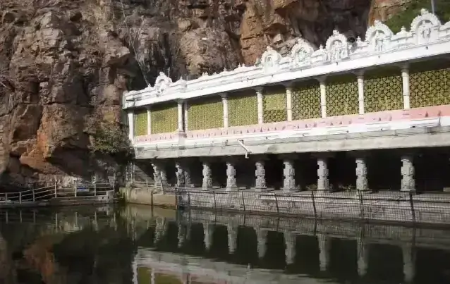 temple 2 1 1 1 100 அடி நீர்வீழ்ச்சி நேரடியாக தீர்த்தக்குளத்தில் சேரும் அதிசயம்.. திருப்பதி மலை அடிவாரத்தில் இப்படி ஒரு கோவிலா..?
