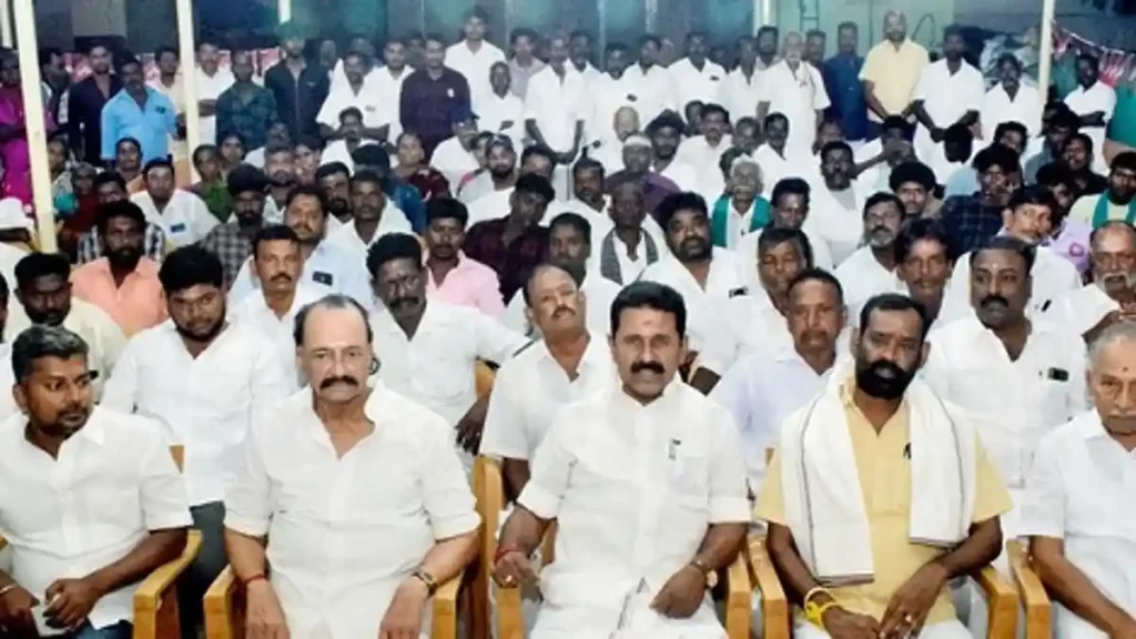 அமமுகவில் இருந்து விலகி மீண்டும் அதிமுகவில் ஐக்கியமான 500 நிர்வாகிகள்..!! குஷியில் எடப்பாடி.. அதிர்ச்சியில் டிடிவி..!!