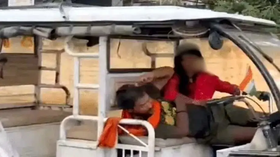 Couple Romance in E Rickshaw