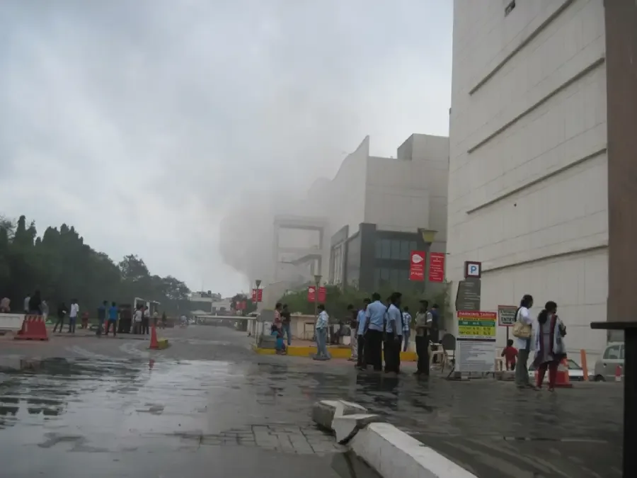 சென்னை எக்ஸ்பிரஸ் அவென்யூ மாலில் தீ விபத்து.. பதறி ஓடிய ஊழியர்கள்..!