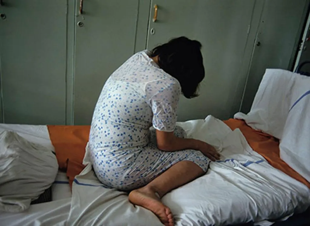 கள்ளக்காதலனுடன் சேர்ந்து பெற்ற மகளை விபச்சாரத்தில் தள்ளிய தாய்..!! வீட்டை விட்டு ஓடியதால் அடி உதை..!! 10ஆம் வகுப்பு மாணவி பரபரப்பு புகார்..!!