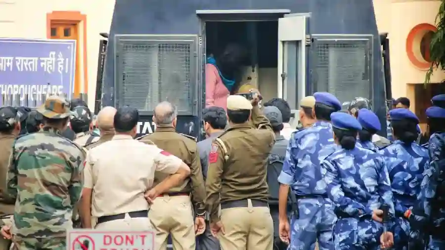 டெல்லி குண்டுவெடிப்பு : டாக்டர் உமருக்கு 42 வெடிகுண்டு தயாரிப்பு வீடியோக்களை அனுப்பிய வெளிநாட்டு நபர்.. பகீர் தகவல்கள்