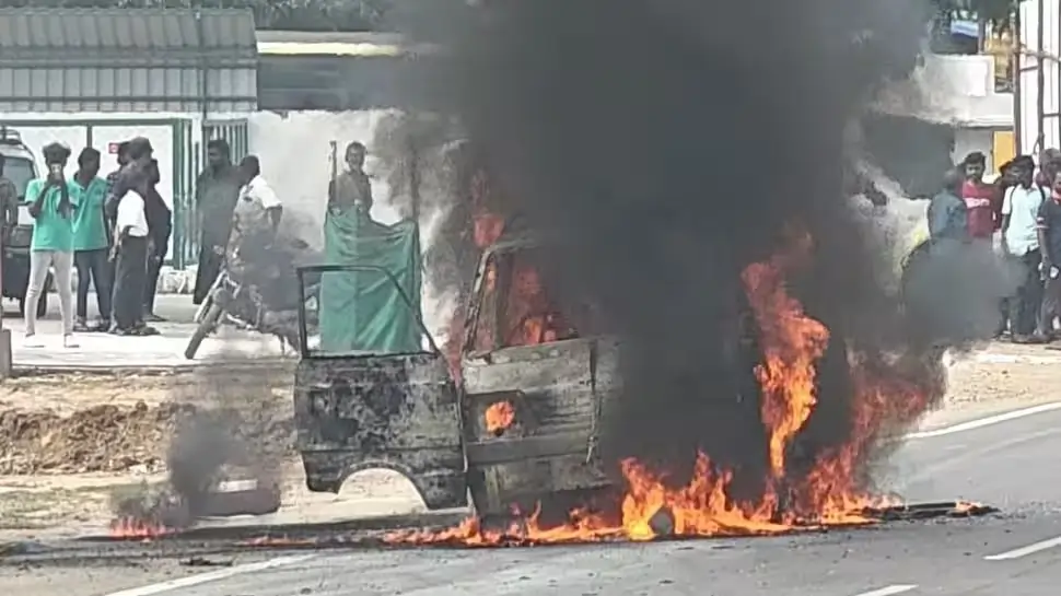 நடுரோட்டில் தீப்பிடித்து எரிந்த ஆம்னி வேன்..!! வெடித்து சிதறிய சிலிண்டர்..!! நூலிழையில் தப்பித்த உயிர்..!! நெல்லையில் பயங்கரம்..!!