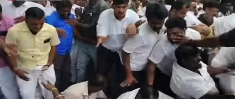 Flash : அதிமுக பொதுக்குழு கூட்ட நுழைவு வாயிலில் கடும் தள்ளுமுள்ளு.. 3 பேர் காயம்..!