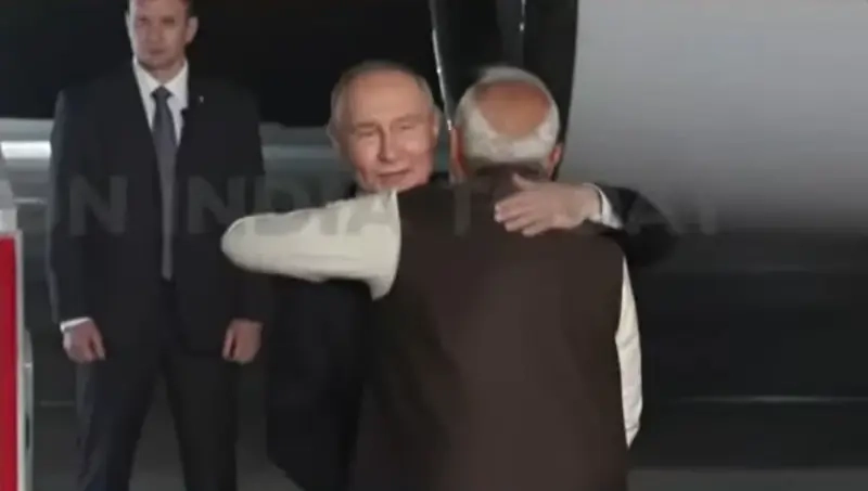 இந்தியா வந்த புடினை நேரில் ஆரத்தழுவி வரவேற்ற பிரதமர் மோடி.. விமான நிலையத்தில் இருந்து இருவரும்  ஒரே காரில் பயணம்!