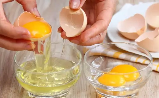 Raw Egg : பச்சை முட்டை சாப்பிடுறீங்களா..? அதில் இருக்கும் பக்க விளைவுகளை கண்டிப்பா தெரிஞ்சுக்கோங்க..!