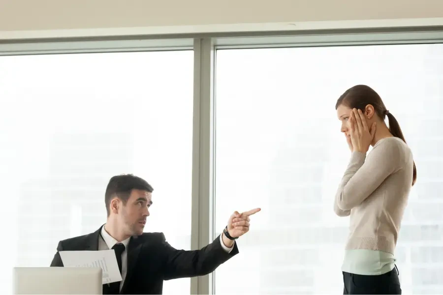 40 நிமிடங்கள் முன்னதாக அலுவலகத்திற்கு வந்த பெண்ணை பணிநீக்கம் செய்த நிறுவனம்.. நீதிமன்றம் வழங்கிய அதிர்ச்சி தீர்ப்பு..!