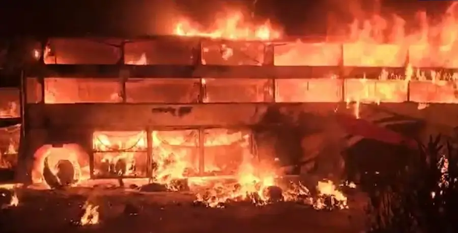 3 பேர் பலி..! பேருந்து டயர் வெடித்ததால் கோர விபத்து..! ஆந்திராவில் பெரும் சோகம்..!