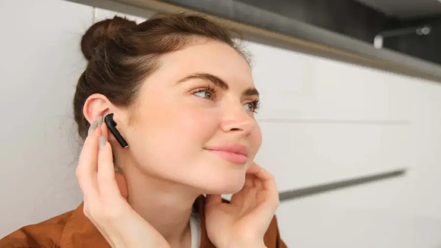 காதில் புளூடூத் அணிவதால் புற்றுநோய் ஏற்படுமா? அதனால் ஏற்படும் ஆபத்துகள் என்னென்ன தெரியுமா?