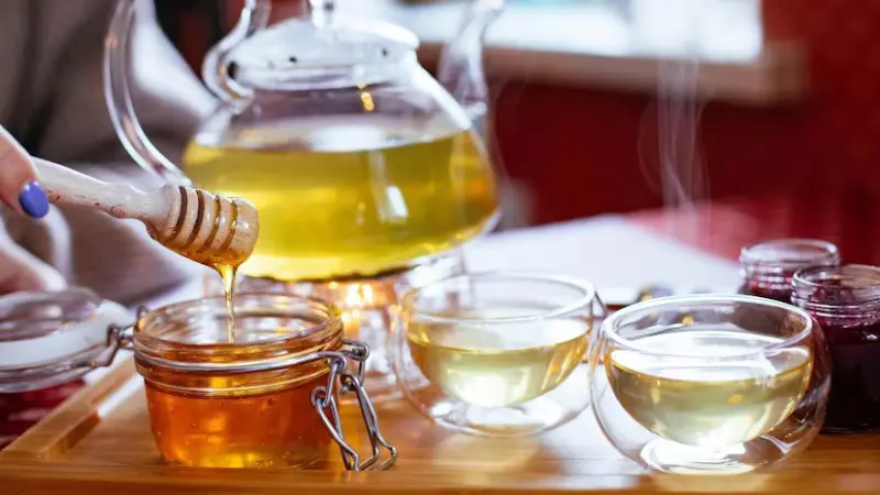 வெந்நீரில் தேன் சேர்த்து குடிப்பீங்களா? நல்லதை விட தீங்கு தான் அதிகம்; இதை முதலில் தெரிஞ்சுக்கோங்க..!