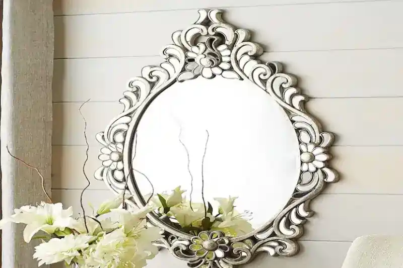 உங்கள் வீட்டில் ஒன்றுக்கு மேற்பட்ட கண்ணாடிகள் இருக்கா?.. இந்த தவறை ஒருபோதும் செய்யாதீங்க..! அது அசுபமானது!