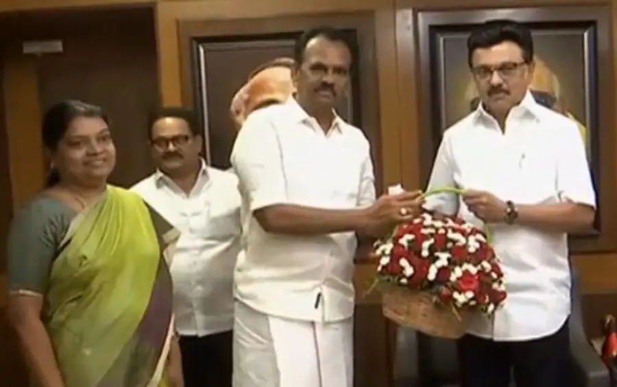 தட்டித்தூக்கிய ஸ்டாலின்..! டிடிவி தினகரனின் வலது கரமாக இருந்தவர் திமுகவில் இணைந்தார்..!