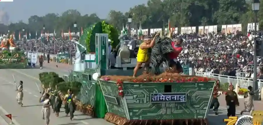 குடியரசு தின விழாவில் கம்பீரமாக அணிவகுத்த தமிழக அரசின் அலங்கார வாகனம்..! ஜல்லிகட்டு முகப்பு..!