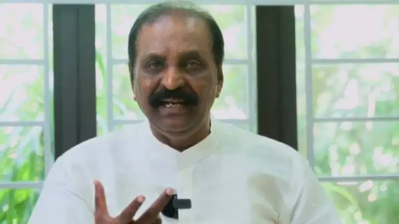 கவிஞர் வைரமுத்து மீது செருப்பு வீசிய பெண்..! திருப்பூரில் பெரும் பரபரப்பு..! வீடியோ..!