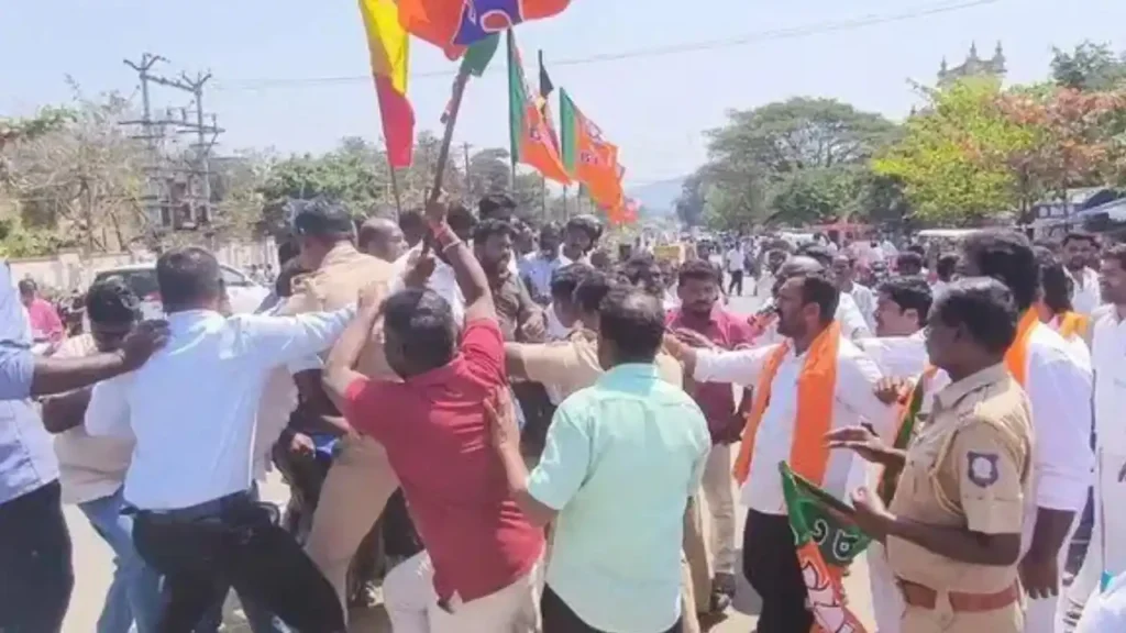 பரபரப்பு.. பதற்றம்..!! செருப்பு, விறகு கட்டையால் தாக்கிக் கொண்ட பாஜக – விசிக தொண்டர்கள்..!! அதிர்ச்சியில் கட்சி தலைமைகள்..!!