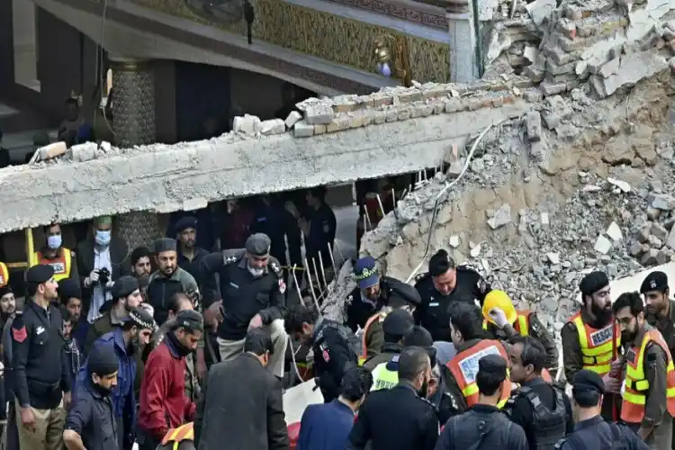 பாகிஸ்தானில் ரத்த ஆறு..!! வழிபாட்டுத் தலத்தில் வெடிகுண்டு தாக்குதல்..!! 31 பேர் பலி.. 160 பேர் படுகாயம்..!!