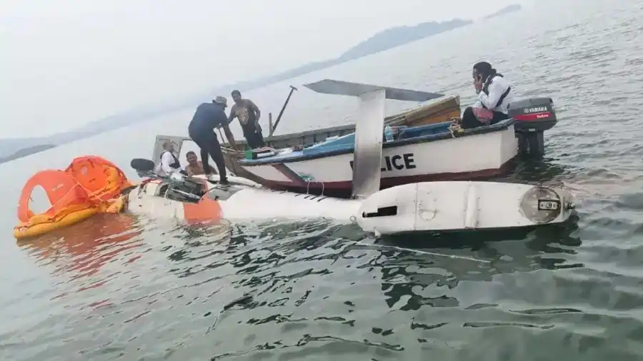 நடுக்கடலில் அவசரமாக தரையிறங்கிய ஹெலிகாப்டர்..! நூலிழையில் உயிர் தப்பிய பயணிகள்..!