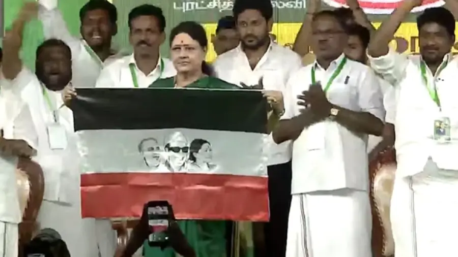 Breaking : “எதிரிகளையும் துரோகிகளையும் வேரறுக்கும் கட்சி..” புதிய கட்சியின் கொடியை அறிமுகம் செய்தார் சசிகலா..!