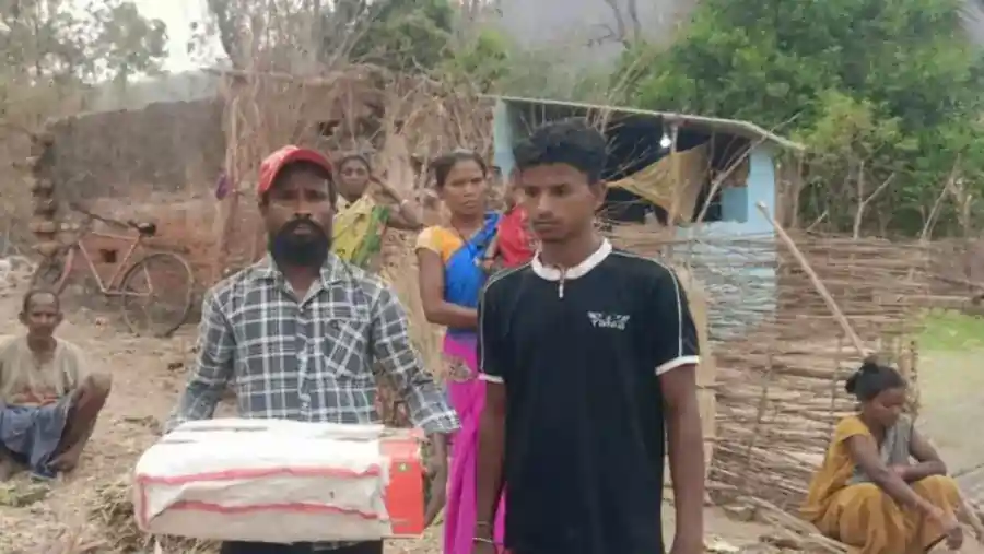 ஆம்புலன்ஸ் வர மறுத்ததால், குழந்தையின் உடலை பெட்டியில் சுமந்து சென்ற தந்தை..! அதிரச்சி சம்பவம்..!