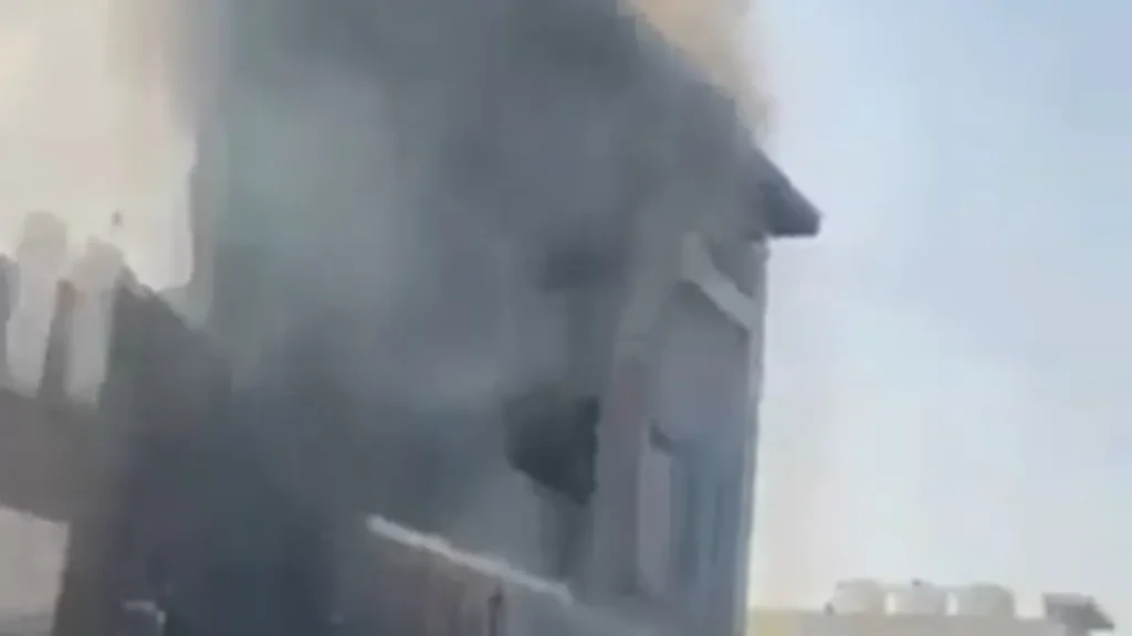 பெரும் சோகம்..! 7 பேர் துடிதுடித்து பலி.. பலர் காயம்.. டெல்லியில் பயங்கர தீ விபத்து..!