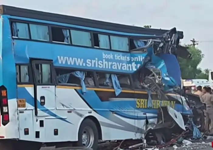 டேங்கர் லாரி மீது ஆம்னி பேருந்து மோதி கோர விபத்து.. 20 பேரின் நிலை என்ன..? கோவில்பட்டியில் கோரம்..