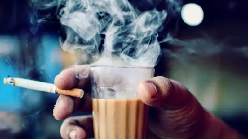 தேநீர் அருந்தும்போது சிகரெட் குடிப்பது  சாதாரண விஷயமல்ல..! மிகப்பெரிய ஆபத்து..!