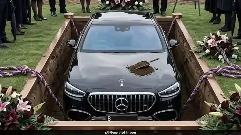 இறுதிச் சடங்கின்போது ரூ. 1.5 கோடி  மதிப்பிலான மெர்சிடிஸ் காரைப் புதைத்த குடும்பம்..! கொந்தளித்த நெட்டிசன்கள்..!