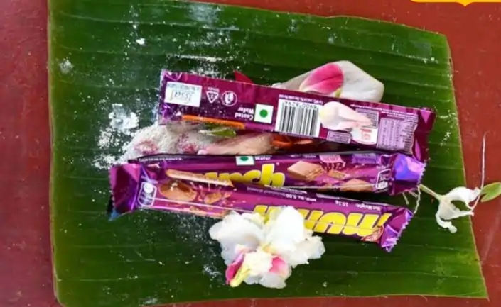 மஞ்ச் சாக்லேட்டை பிரசாதமாக வழங்கும் விசித்திர கோவில்.. எங்கே தெரியுமா..?