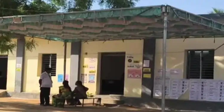 4 மணி நேரம் ஆகியும் ஒருவர் கூட வாக்களிக்க வரவில்லை.. தேர்தலை புறக்கணிக்கும் நாங்குநேரி கிராம மக்கள்..! என்ன காரணம்?