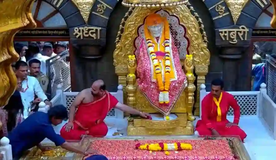 நேற்று திருச்செந்தூர்.. இன்று சீரடி..  சாய்பாபாவை மண்டியிட்டு வழிபட்ட விஜய்..!