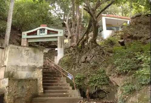 225 குகைகள்.. சித்தர்கள் தவம் செய்யும் அதிசய மலை.. சுருளி வேலப்பர் கோவில் பற்றி நீங்கள் அறியாத தகவல்கள்..!