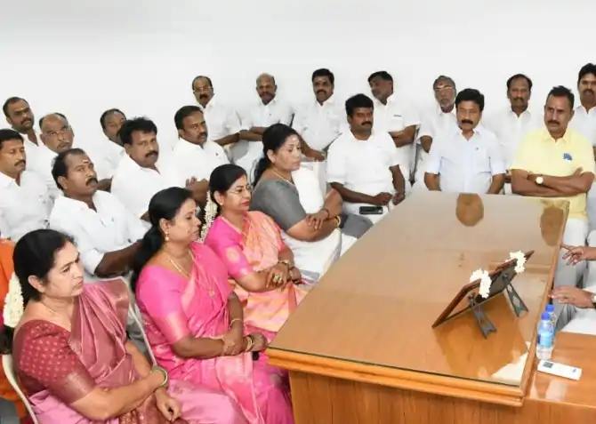 Flash: தவெகவுக்கு ஆதரவு..? சி.வி.சண்முகம் தலைமையில் தனி ஆலோசனை.. 36 MLA-க்கள் பங்கேற்பு..?
