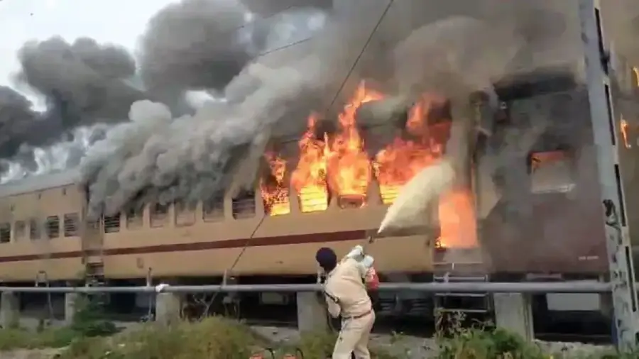 பயணிகள் ரயிலில் தீ விபத்து; பீதியில் உறைந்த பயணிகள்.. பீகாரில் பெரும் பரபரப்பு..!