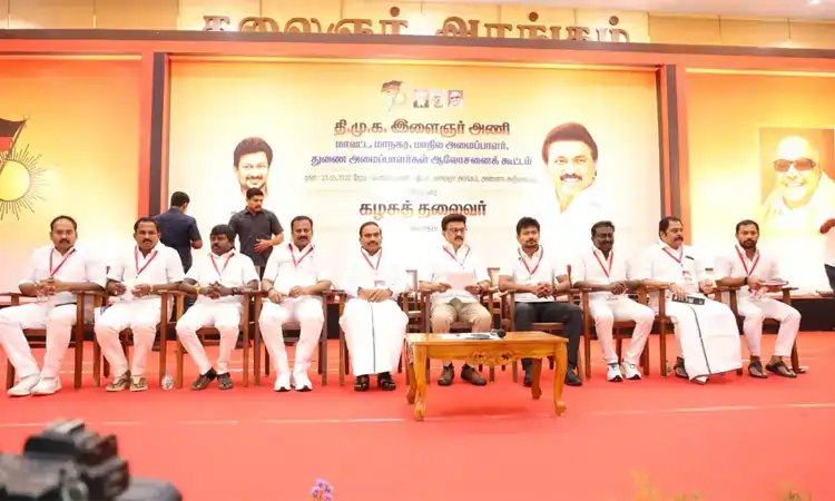 பயணிக்கும் படகிலேயே ஓட்டை போடும் அறிவாளிகள்.. ஒட்டுண்ணியாய் உண்டு கொழுக்கும் காங்கிரஸ்.. பொளந்து கட்டிய திமுக..!