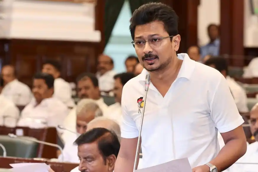 “முதலமைச்சரும் நானும் ஒரே காலேஜ் தான்.. ஆனால் நாங்கள் தான் சீனியர் பேட்ஜ்..!” – உதயநிதி பேச்சால் சிரித்த விஜய்!