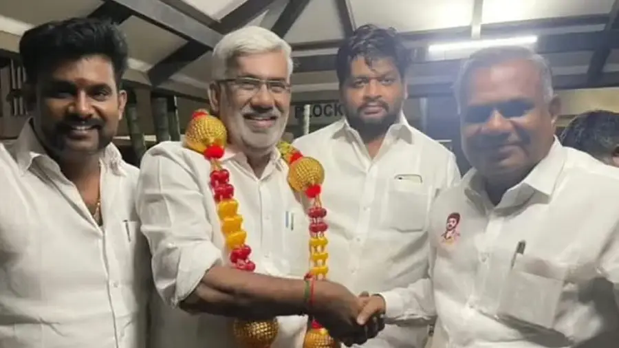 அதிமுகவில் விழுந்த அடுத்த விக்கெட்.. முன்னாள் அமைச்சர் தவெகவில் இணைந்தார்..!